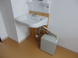 居室洗面台と電気温水器